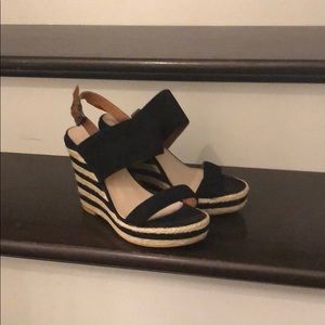 Black/white wedge heels